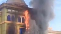 Kebakaran hebat melalap gedung Al-Munawwarah Asrama Haji Medan yang ada di Jalan AH Nasution, Kecamatan Medan Johor, Rabu (30/7/2025). (Liputan6.com/ Dok Warga)