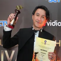 Aktor ternama Indonesia, Agus Kuncoro, berhasil menyabet penghargaan sebagai ‘Pemeran Pria FTV Terpuji’ di ajang Festival Film Bandung 2015 (FFB 2015) melalui akting sebuah FTV yang berjudul ‘Ibu, Ibu dan Ibu’. (Galih W. Satria/Bintang.com)
