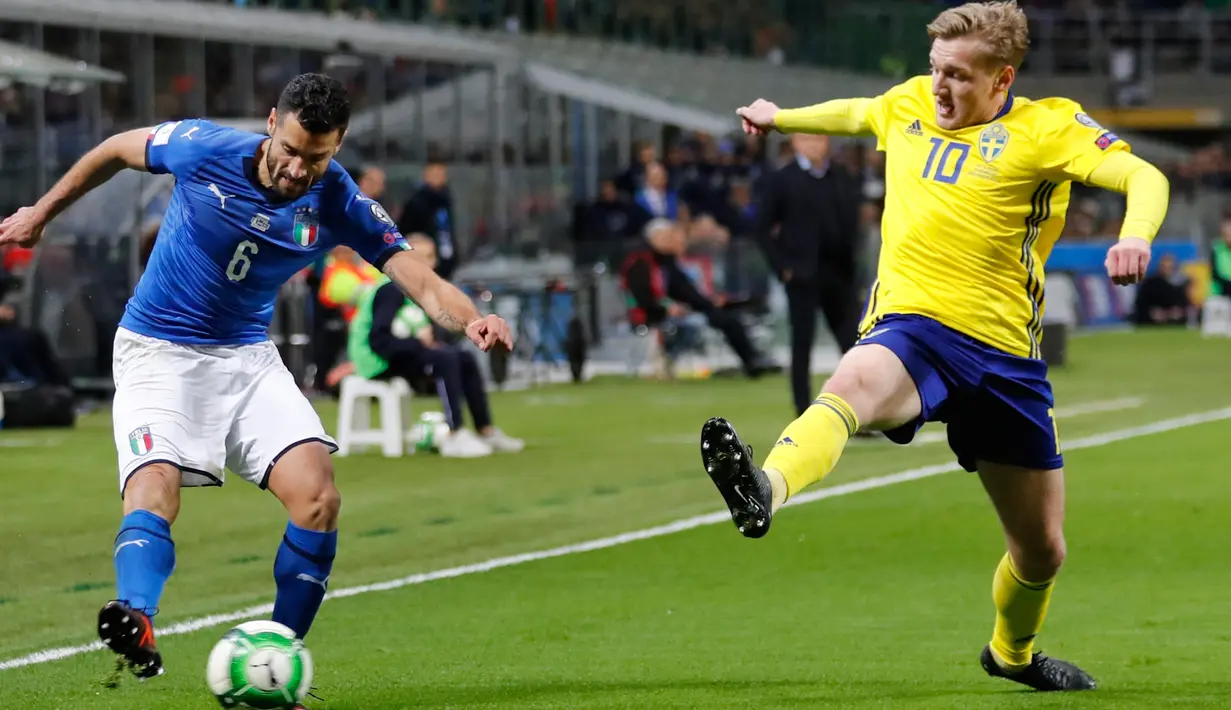 Pemain Italia Antonio Candreva berebut bola dengan pemain Swedia, Emil Forsberg pada laga leg kedua playoff Piala Dunia 2018 melawan Italia, di Stadion San Siro, Selasa (14/11). Swedia lolos ke Rusia 2018 berkat keunggulan agregat 1-0 (AP/Antonio Calanni)