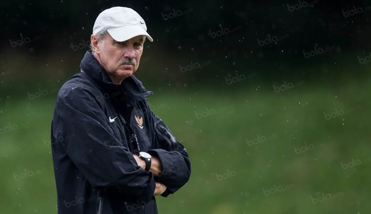 Ekspresi serius dari pelatih Timnas Indonesia, Alfred Riedl, saat latihan di Lapangan SPH Sentul, Jawa Barat, Kamis (1/12/2016). Timnas akan menghadapi Vietnam pada babak semifinal Piala AFF. (Bola.com/Vitalis Yogi Trisna)