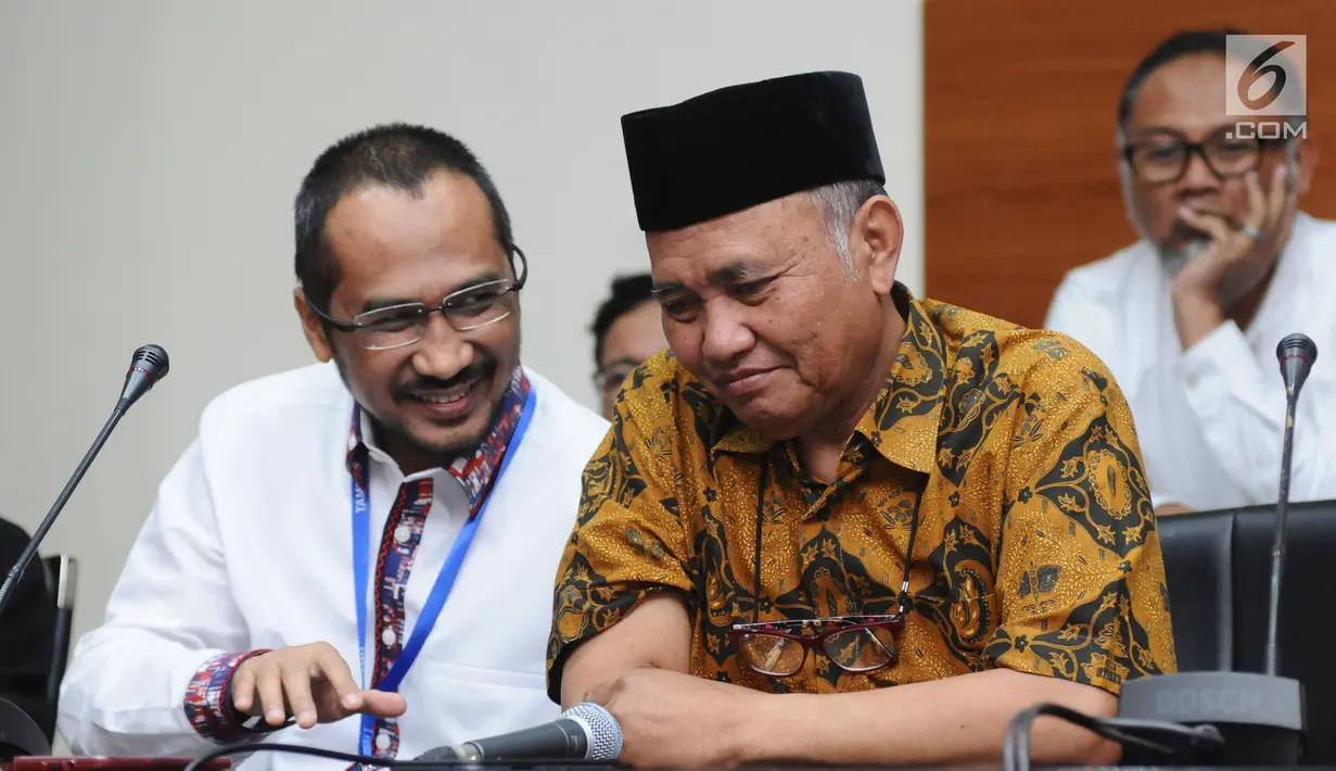 Mantan Ketua KPK, Abraham Samad (kiri) berbincang dengan Ketua KPK, Agus Rahardjousai pertemuan di Gedung KPK, Jakarta, Selasa (31/10). Pertemuan membahas perkembangan kasus Novel Baswedan. (Liputan6.com/Helmi Fithriansyah)