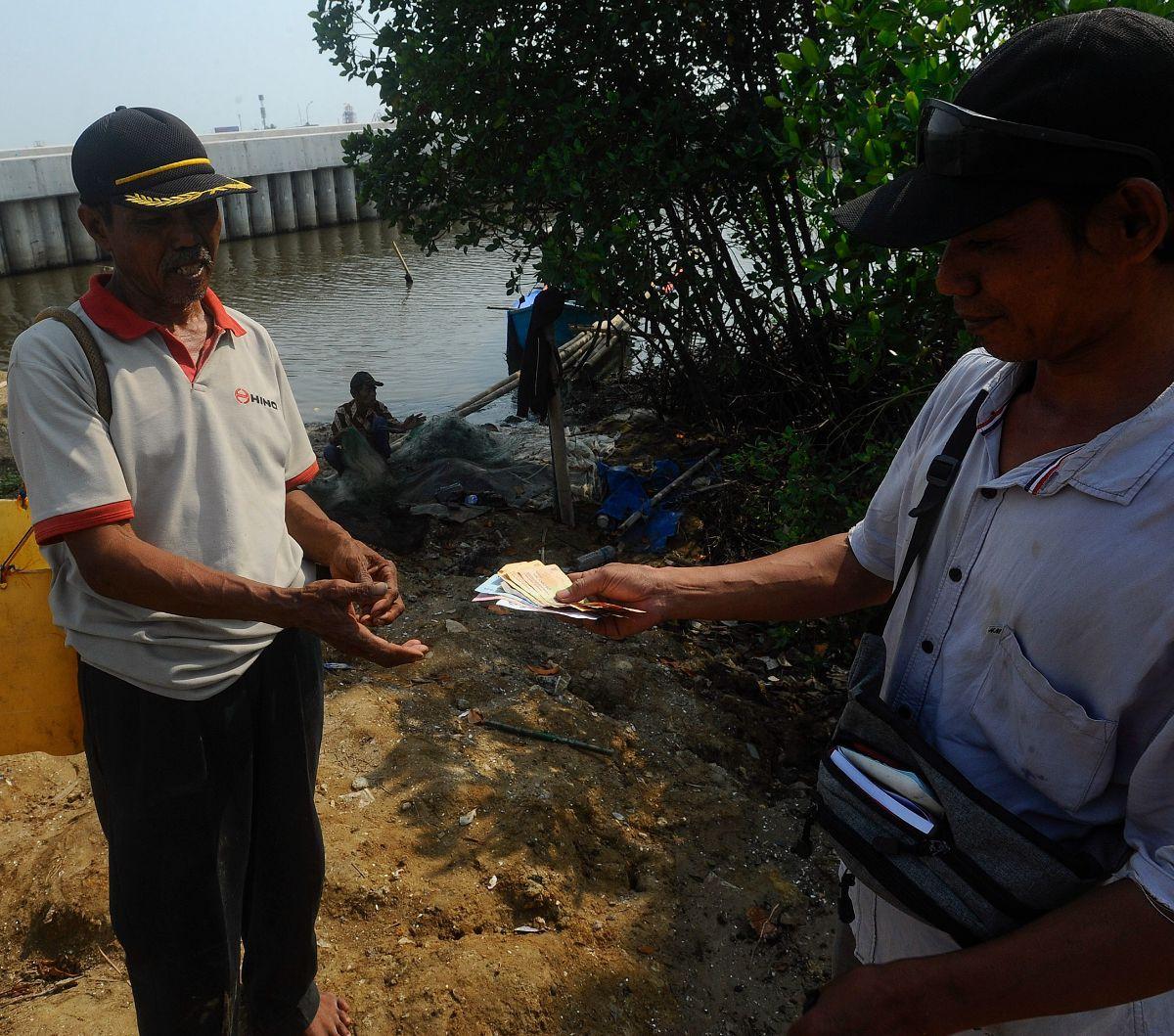 Nelayan menerima hasil penjualan rajungan di kampung nelayan Dadap. 

Hasil penjualan itu tentu jauh dari harapan mereka karena hasil tangkapan mereka berkurang drastis karena gencarnya pembangunan di pesisir utara Jakarta.