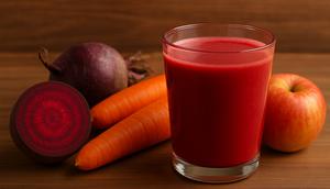 ilustrasi jus bit, wortel, dan apel/image generated by AI