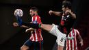 Gelandang Bayern Munchen, Javier Martinez berebut bola dengan gelandang Atletico Madrid, Kokeduring pada matchday kelima Grup A Liga Champions di Stadion Wanda Metropolitano, Madrid, Rabu (2/12/2020) dini hari WIB. Atletico Madrid vs Bayern Munchen berakhir imbang 1-1. (PIERRE-PHILIPPE MARCOU/AFP)
