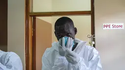 Seorang dokter mengenakan peralatan pelindung saat ia bersiap untuk mengunjungi seorang pasien yang melakukan kontak dengan korban Ebola, di bagian isolasi Rumah Sakit Rujukan Regional Entebbe di Entebbe, Uganda Kamis, 20 Oktober 2022. Pejabat WHO mengatakan pada Kamis (20/10), Wabah Ebola di Uganda berkembang pesat dalam sebulan yang membuat situasi yang sulit bagi petugas kesehatan di lapangan. (AP Photo/Hajarah Nalwadda)