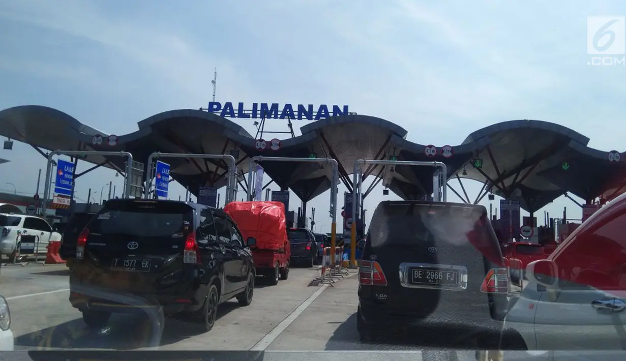 Sejumlah mobil mengantre untuk melintasi gerbang Tol Palimanan saat mudik natal, Jawa Barat, Sabtu (23/12). Pada gerbang tol ini, petugas tol mengaktifkan 10 loket untuk pembayaran tunai dan elektronik. (Liputan6.com/ Gabriel Abdi Susanto)