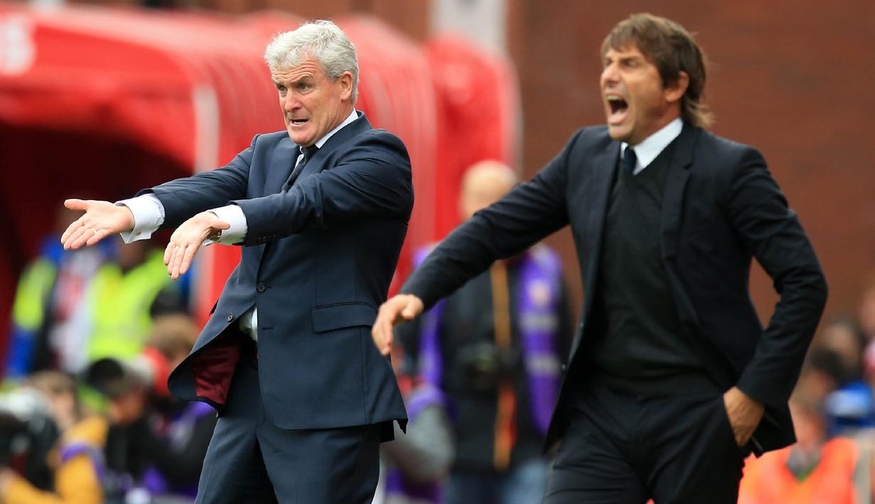 Pelatih Stoke City, Mark Hughes dan pelatih Chelsea Antonio Conte pada laga Premier League, di Stadion Bet365, Sabtu (23/9/2017). Chelsea menang 4-0 atas Stoke City. (AFP/Lindsey Parnaby)