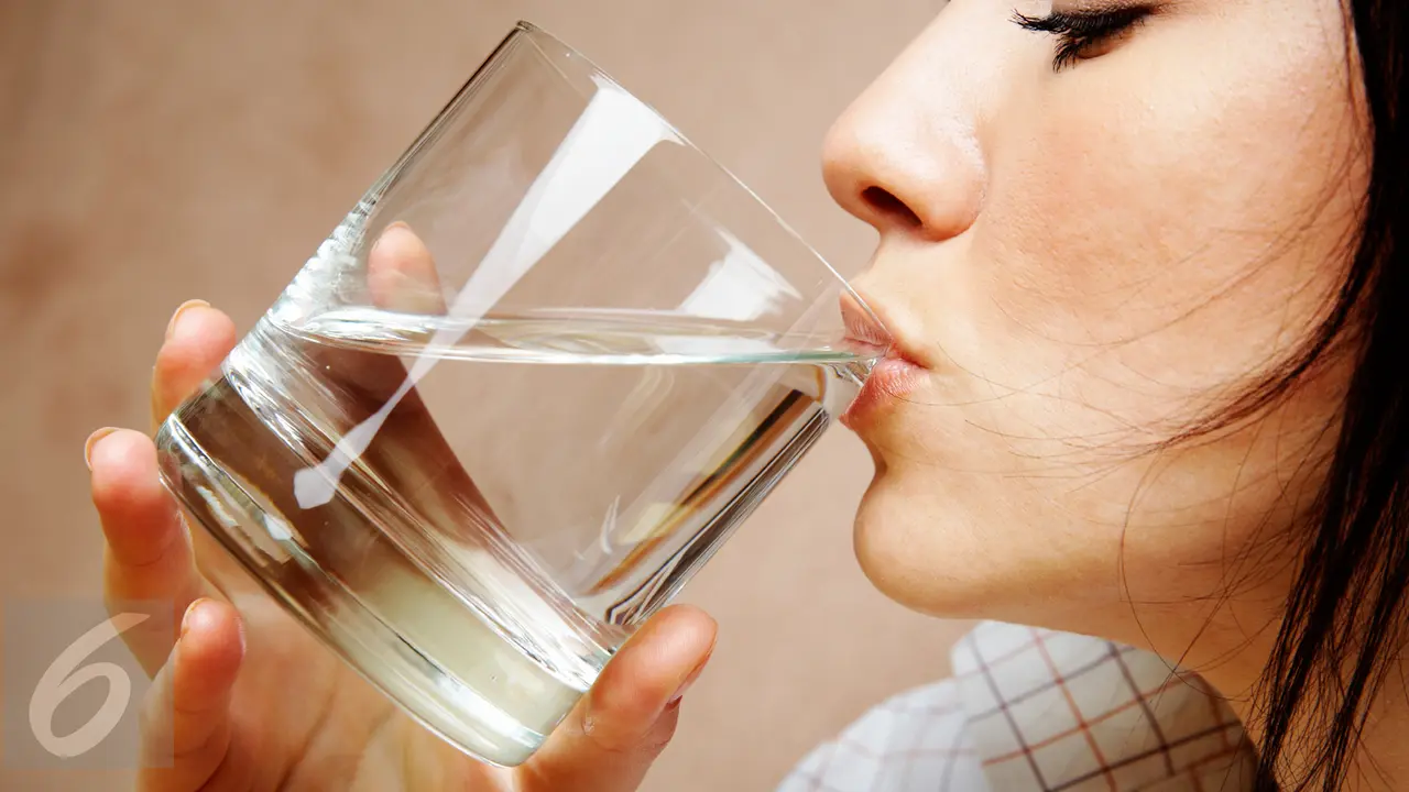 Ilustrasi Minum Air Putih