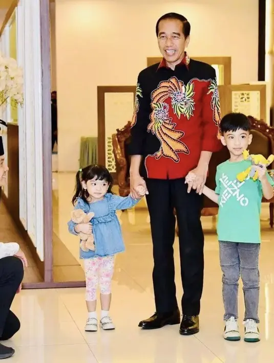 Kali ini, Jan Ethes tampak dalam balutan gaya casual. Kenakan t-shirt Kenzo monogram berwarna hijau, paduan denim dan sneakers sempurnakan gaya. [Foto: instagram/ selviananda_gibranrakabuming]