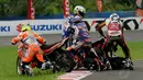 Akibat saling senggol, beberapa pembalap terjatuh saat berlaga di ajang balap motor nasional Indoprix 2014 seri 1 di di SIKC, Bogor, (27/4/2014). (Liputan6.com/Helmi Fithriansyah)