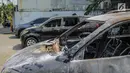 Kondisi mobil yang dibakar dan dirusak massa pasca bentrok pengunjuk rasa dan polisi di Polsek Tanah Abang, Jakarta, Selasa (1/10/2019). Mobil yang sedang terparkir tersebut diduga telah dibakar oleh para demonstran sekitar pukul 22.00 WIB. (Liputan6.com/Faizal Fanani)