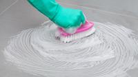 Ilustrasi membersihkan lantai kamar mandi. (c) photographee.eu/Depositphotos.com