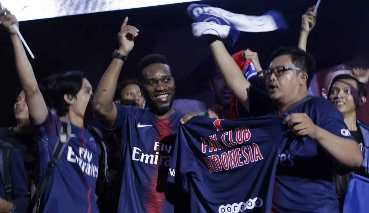 Legenda PSG, Jay-Jay Okocha, bernyanyi bersama suporter saat acara nonton bareng di Lippo Mall Kemang, Jakarta, Sabtu (9/2). Pada nobar itu PSG menang 1-0 atas Bordeaux. (Bola.com/Yoppy Renato)