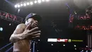 Mayweather Jr. berpose di pinggir ring usai memenangkan megaduel melawan Pacquiao. (AP Photo/Isaac Brekken)