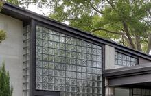 7 Ide Rumah Industrial Berkelas 2025, Glass Block Jadi Kunci Tampilan Hunian Unik dan Cozy