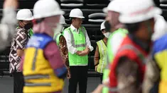 Presiden RI Joko Widodo meresmikan topping off (tutup atap) Indoor Multifunction Stadium (IMS) di Kompleks Gelora Bung Karno (GBK), Jakarta, Jumat (13/1/2023). Pemasangan tutup atap menjadi tahap akhir pembangunan IMS  dari segi konstruksi yang akan dilanjutkn dengan proses finishing. Tujuan utama pembangunan IMS yang menjadi salah satu fasilitas arena tertutup terbesar di Indonesia adalah untuk dijadikan venue ajang Piala Dunia Bola Basket, FIBA World Cup 2023. Bangunan lima lantai dengan luas 50.398 meter persegi dan berkapasitas 16.523 tempat duduk tersebut juga dapat difungsikan untuk event cabor lainnya seperti bulutangkis, futsal dan bola voli serta event-event budaya seperti pertunjukan seni dan konser-konser musik. (Bola.com/Abdul Aziz)