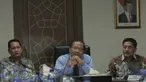 Menko Bidang Kemaritiman Rizal Ramli saat rapat koordinasi di Kantor Kemenko Kemaritiman, Jakarta, Senin (21/12). Pemerintah kembali menambah daftar 84 negara untuk kategori bebas visa ke Indonesia. (Liputan6.com/Angga Yuniar)
