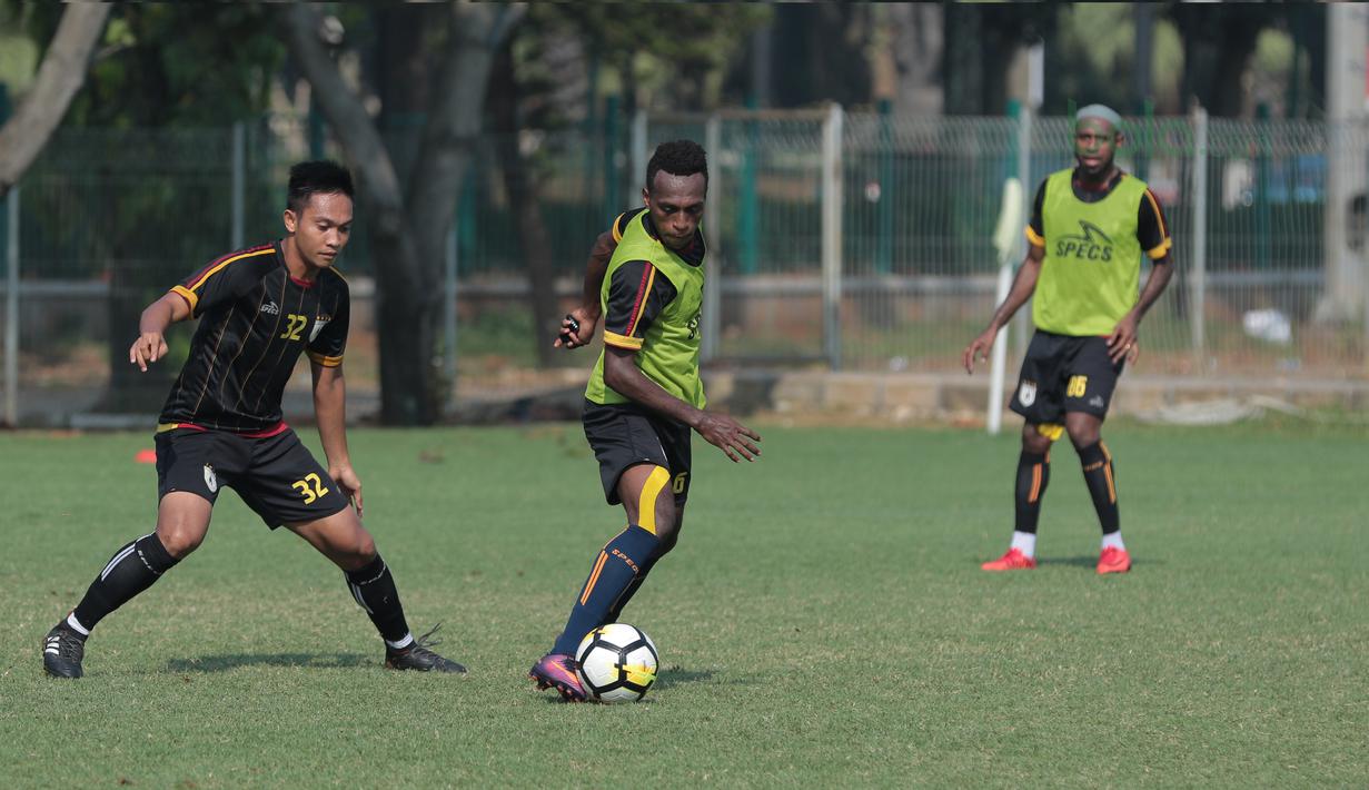 Dua pemain muda Persipura beraksi saat sesi latihan Persipura Jayapura di Lapangan ABC Senayan, Jakarta, (9/5/2018). Persipura akan bertandang kemarkas Persib Bandung 12 mei 2018. (Bola.com/Nick Hanoatubun)