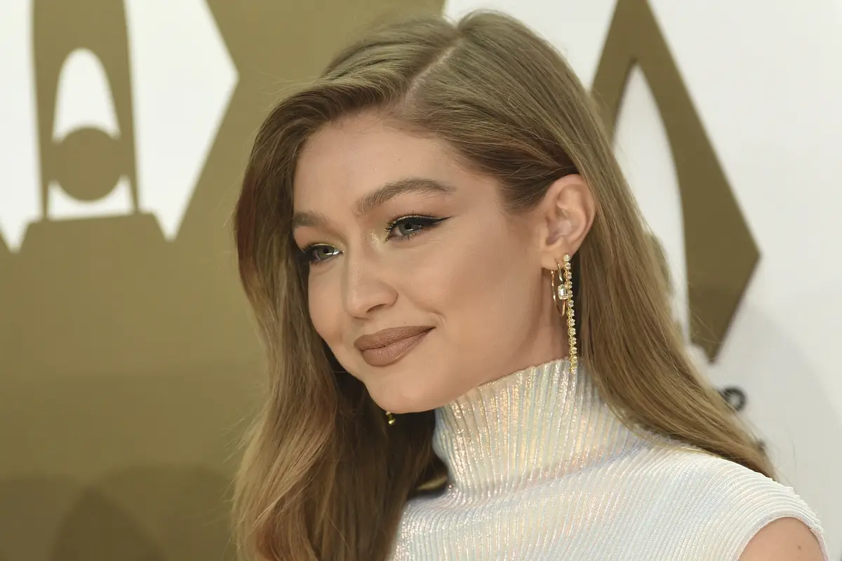 Cantiknya Gigi Hadid Kenakan Gaun Putih di CMA Awards