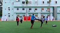 Pesilat Indonesia tampak melakukan pemanasan di sekitar Bac Tu Liem Sport Center, Hanoi, yang merupakan venue cabang olahraga pencak silat SEA Games 2021, Selasa (10/5/2022). (Bola.com/Ikhwan Yanuar Harun)