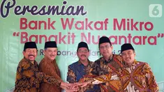 Jajaran Direksi FIFGROUP dan PT Astra International Tbk saat peresmian Bank Wakaf Mikro (BWM) Pesantren Raudlatut Thalibin di Rembang, Jateng, Kamis (09/01/2020). Grup Astra telah mendukung pendirian Bank Wakaf Mikro ketujuh dari 10 BMW yang merupakan komitmen Astra. (Liputan6.com/HO/Eko)