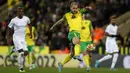 Pemain Norwich City Teemu Pukki mengoper bola saat melawan Manchester City pada pertandingan sepak bola Liga Inggris di Stadion Carrow Road, Norwich, Inggris, 12 Februari 2022. Manchester City menang 4-0. (Adrian DENNIS/AFP)