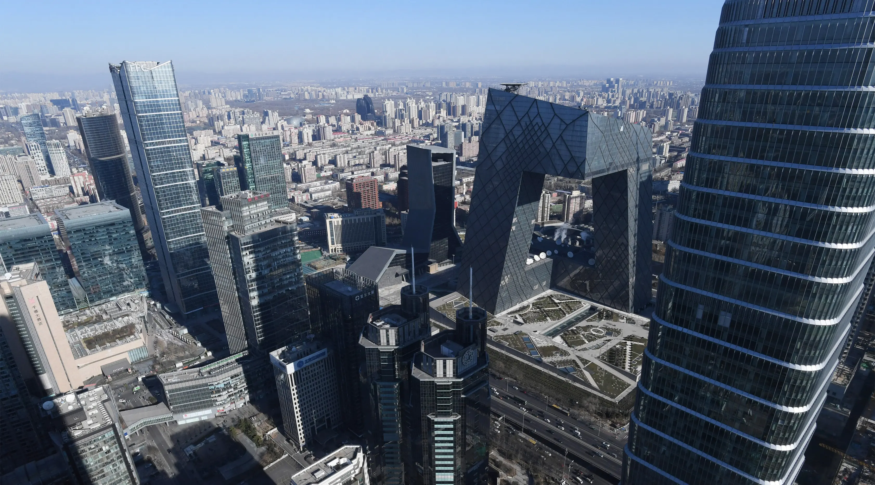 Pemandangan gedung-gedung di Kota Beijing, Tiongkok (23/12). Sebelumnya, selama hampir seminggu Kota Beijing dilanda kabut polusi yang mengganggu aktivitas warga setempat. (AFP/Greg Baker)