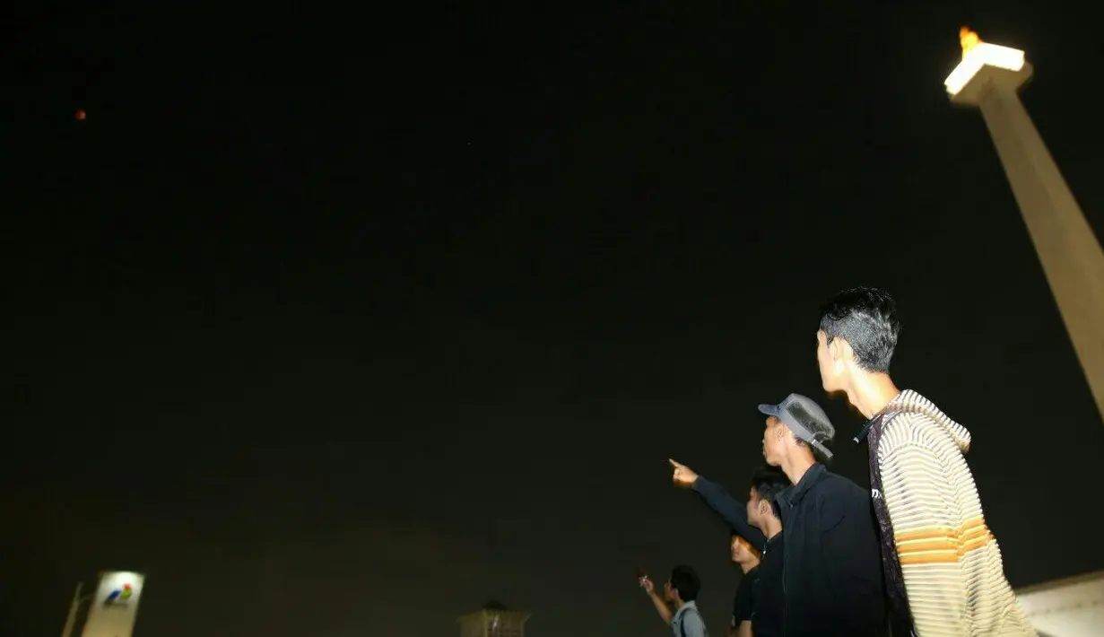 Sedangkan terlihat ratusan warga terlihat antre untuk naik ke puncak Monas. (Deki Prayoga/Bintang.com)