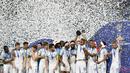 Para pemain Inggris U-20 merayakan kemenangan atas Venezuela dengan mengangkat trofi Piala Dunia U-20 di Suwon World Cup Stadium, Korea Selatan. Inggris menang 1-0.  (AFP/Kim Doo-Ho)