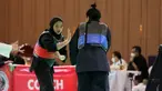 Atlet pencak silat putri Indonesia, Safira Dwi Meilani (kiri) menghadapi wakil Vietnam,&nbsp;Nguyen Huang Hong An pada nomor tanding putri kelas B Pencak Silat SEA Games 2023 di Chroy Changvar International Convention and Exhibition Center, Phnom Penh, Kamboja, Rabu (10/05/2023). (Bola.com/Abdul Aziz)