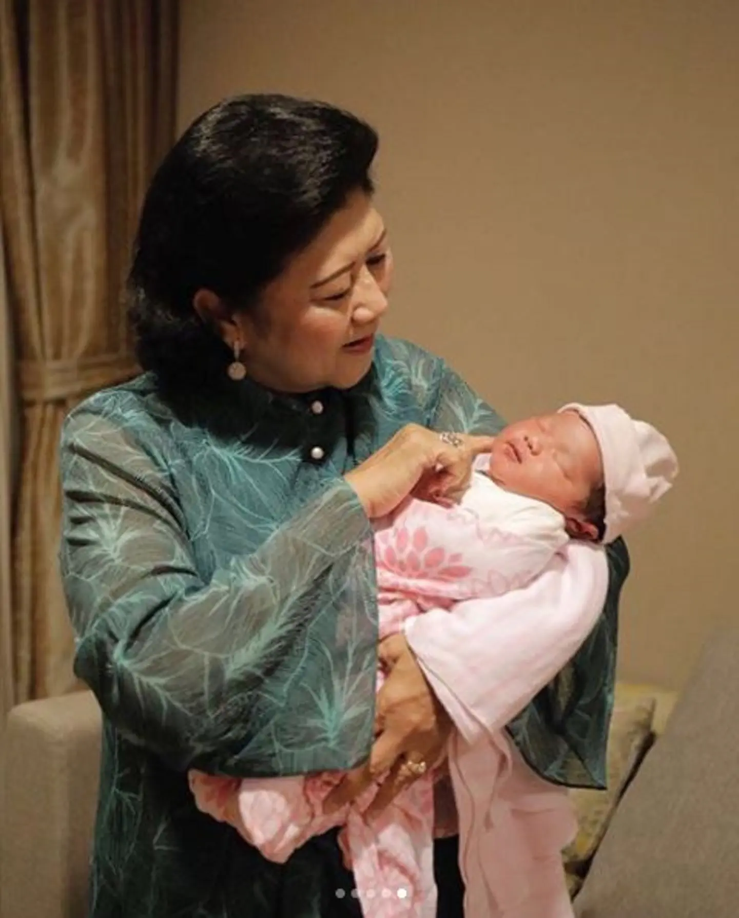 Ani Yudhoyono sedang menggendong cucu keempatnya, Gayatri Idalia Yudhoyono (Instagram/@aniyudhoyono)