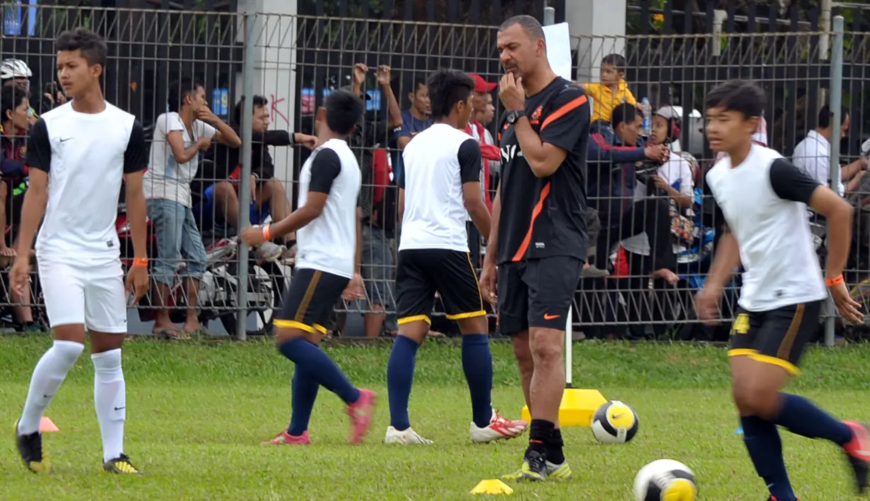 Mantan pemain Timnas Belanda Ruud Gullit (tengah) saat coaching clinic untuk siswa di Jakarta pada 6 Juni 2013.  Belum ada respons dari mantan pelatih Chelsea, Newcastle United, Feyenoord, LA Galaxy, dan Terek Grozny itu terkait perbincangan untuk melatih Timnas Indonesia. (AFP PHOTO/Bay ISMOYO)