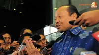 Setelah diperiksa kurang lebih 7 jam, Sutan pada media jika dirinya dicecar KPK tentang dugaan adanya aliran dana Hambalang yang masuk ke Kongres Partai Demokrat di Bandung pada 2010 (Liputan6.com/Herman Zakharia).
