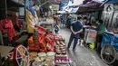 Aktivitas pedagang di Gang Gloria, Pancoran, Glodok, Jakarta, Rabu (2/2/2021).Meski begitu, masih ada pembeli setia yang berkunjung ke tempat tersebut pada akhir pekan. (Liputan6.com/Faizal Fanani)