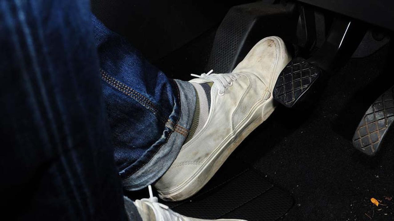 Posisi Kaki yang Benar Saat Mengemudikan Mobil Manual demi Kenyamanan dan Keamanan