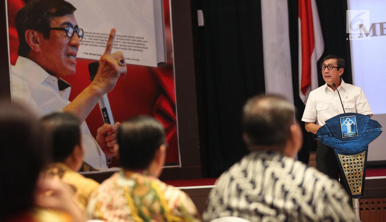 Menkumham Yasonna Hamonangan Laoly saat memberikan arahan dihadapan advokat FAPP di Gedung Kemenkumham, Jakarta, Jumat (21/7). FAPP mendukung penuh langkah pemerintah menerbitkan Perppu No 2 tahun 2017. (Liputan6.com/Faizal Fanani)