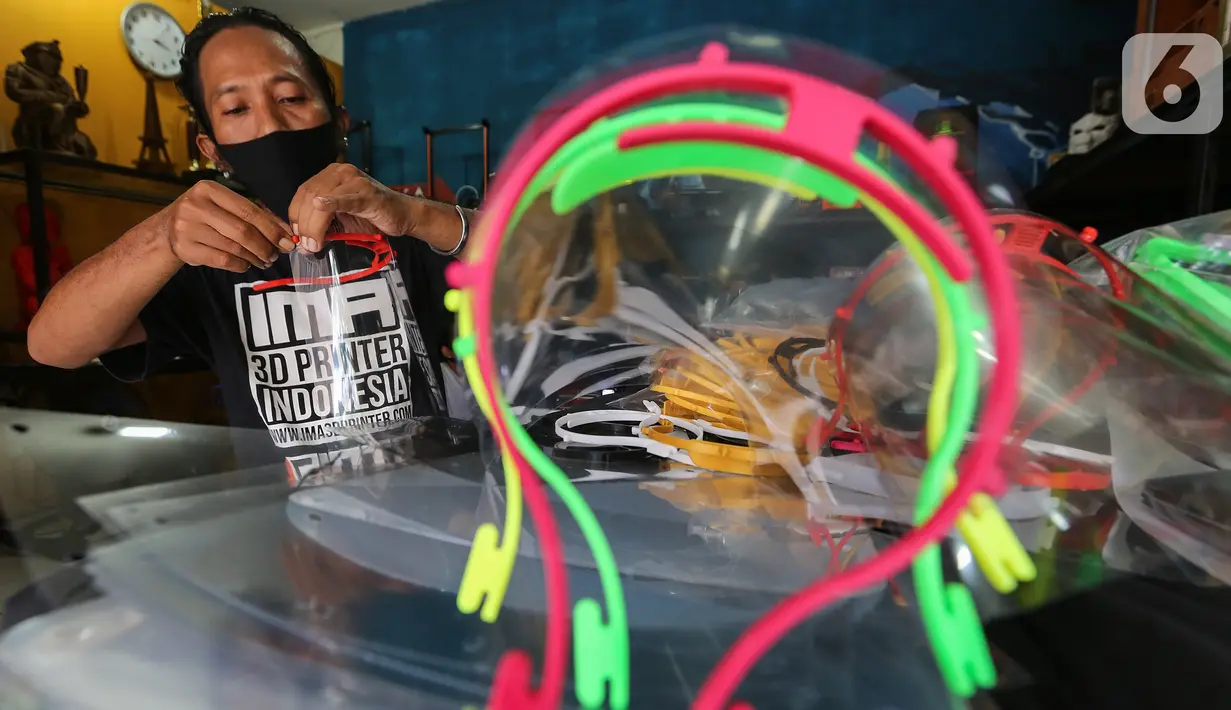Sukarelawan 3D membuat face shield atau pelindung wajah di IMA 3D, Cipondoh, Kota Tangerang, Kamis (23/4/2020). Face shield untuk tenaga medis ini di donasikan bagi sejumlah rumah sakit yang membutuhkan selama pandemi Covid-19. (Liputan6.com/Fery Pradolo)