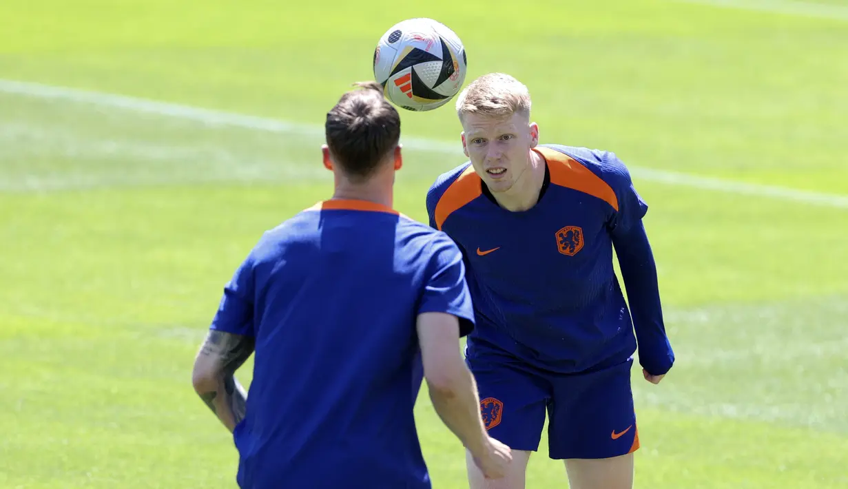 Gelandang Belanda #24 Jerdy Schouten mengambil bagian dalam sesi latihan MD-1 menjelang semifinal Euro 2024 di base camp tim, di Wolfsburg, Selasa (9/7/2024). (Ronny HARTMANN / AFP)