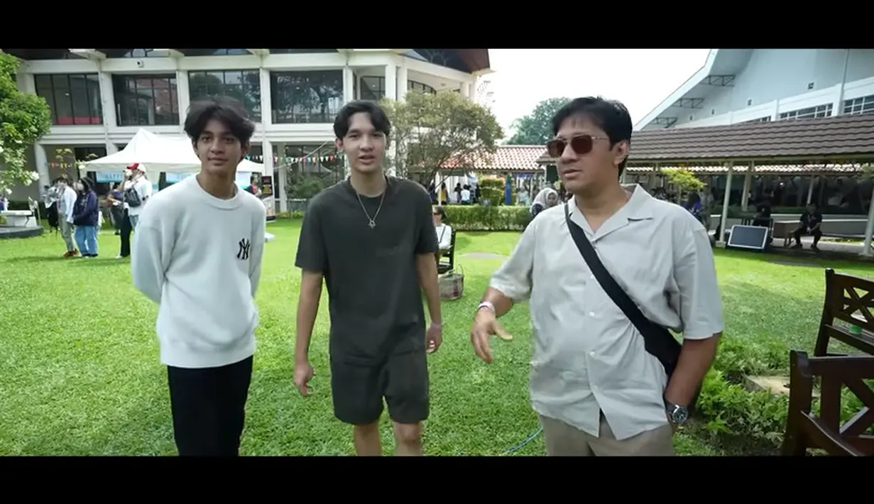 Seperti diketahui, pernikahannya dengan Rien Wartia Trigina alias Erin dikaruniai tiga orang anak. Diantaranya, dua laki-laki dan terakhir perempuan.  Momen Andre saat di sekolah kedua anak laki-lakinya. [Youtube/Kenzy Taulany]