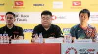 Hendra Setiawan (paling kanan) mengikuti konferensi pers jelang Indonesia Masters 2025 di Istora GBK, Jakarta, Senin (20/1/2025). (Bola.com/Bagaskara Lazuardi)