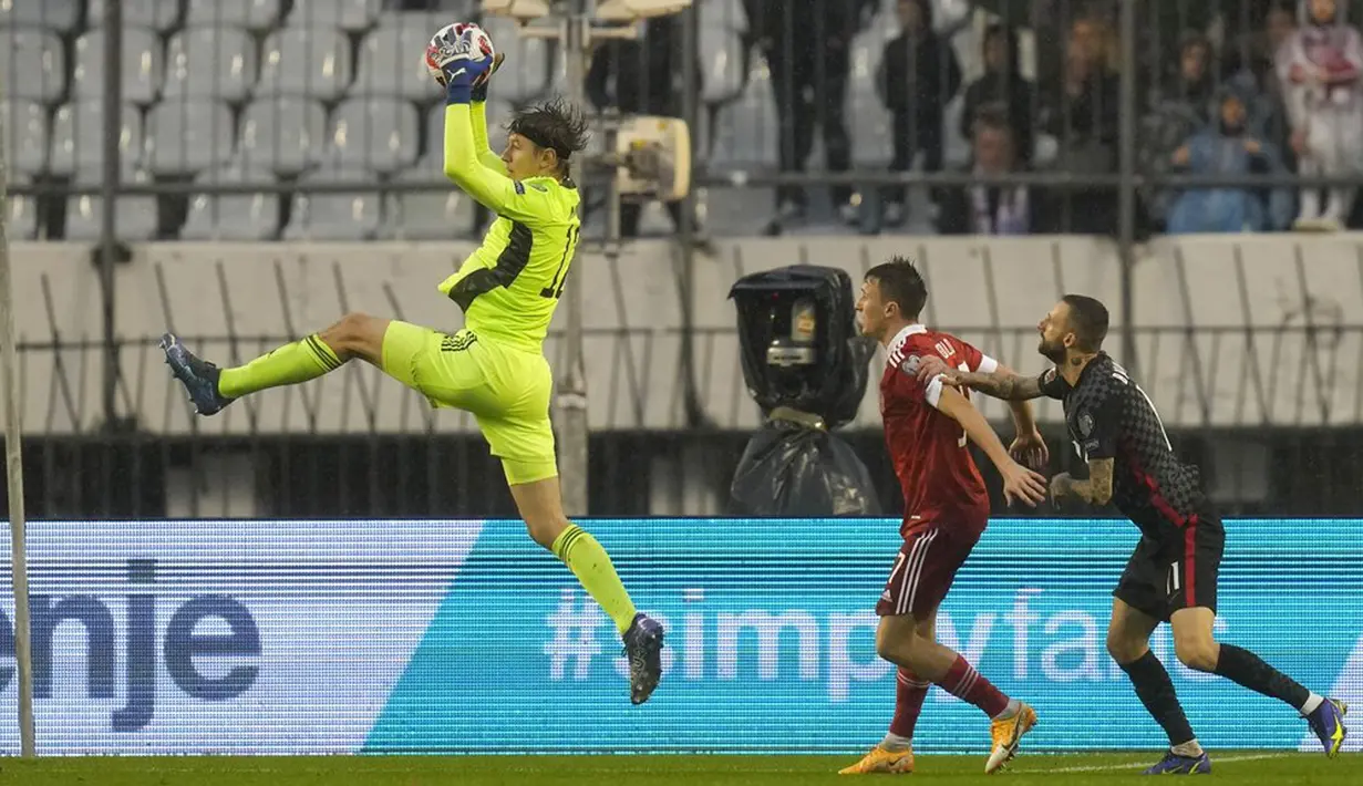 Penjaga gawang Rusia Matvey Safonov melakukan penyelamatan saat melawan Kroasia pada pertandingan sepak bola kualifikasi Grup H Piala Dunia 2022 di Stadion Poljud, Split, Kroasia, 14 November 2021. Kroasia menang 1-0. (AP Photo/Darko Bandic)