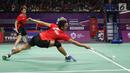 Ganda campuran Indonesia, Tontowi Ahmad/Liliyana Natsir mengembalikan kok ke arah Lee Chun Hei R/Chau Hoi Wah (Hong Kong) di perempat final Bulutangkis Asian Games 2018 di Istora Kompleks GBK, Jakarta, Sabtu (25/8). (Liputan6.com/Helmi Fithriansyah)