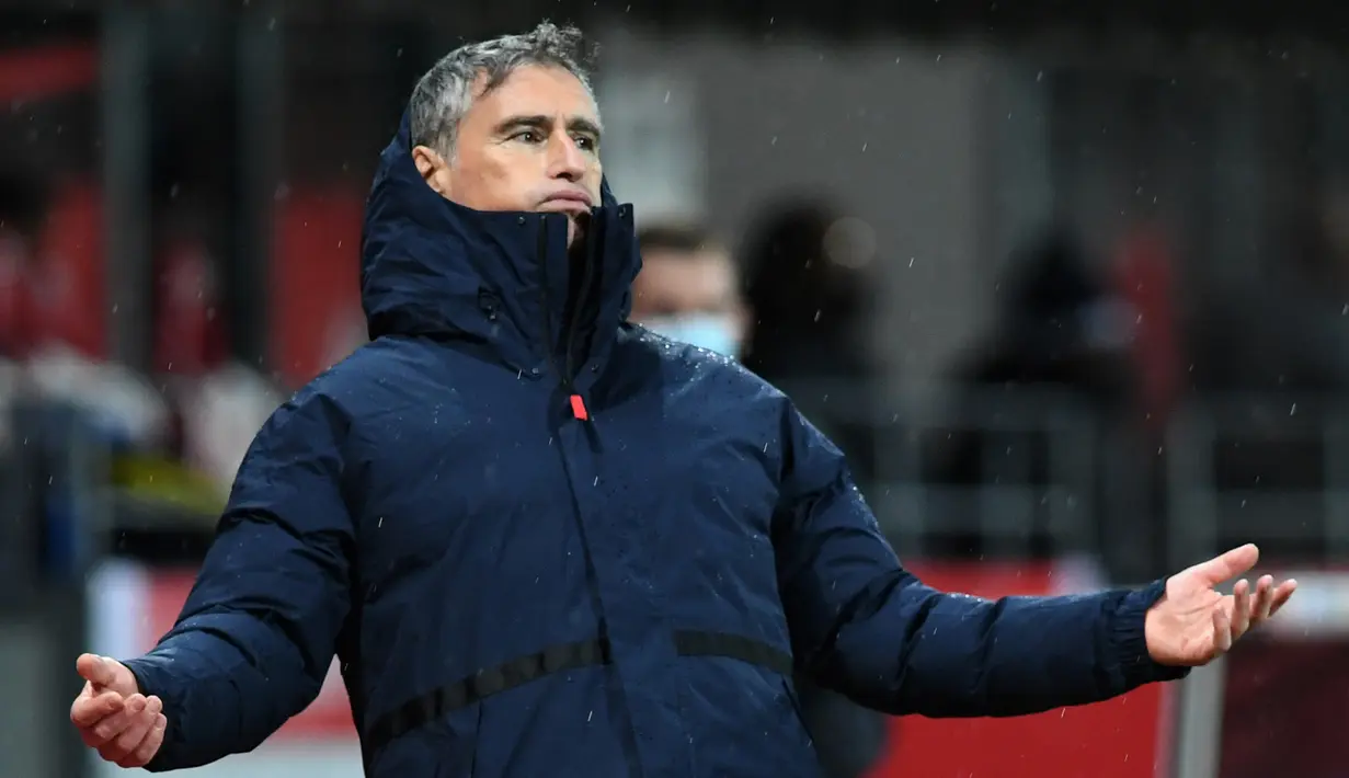 Manajer tim Brest, Oivier Dall'Oglio tampak kecewa dengan penampilan timnya saat menghadapi Lyon dalam laga lanjutan Liga Prancis 2020/21 pekan ke-26 di The Francis Le Ble Stadium, Brest, Jumat (19/2/2021). Brest kalah 2-3 dari Lyon. (AFP/Fred Tanneau)