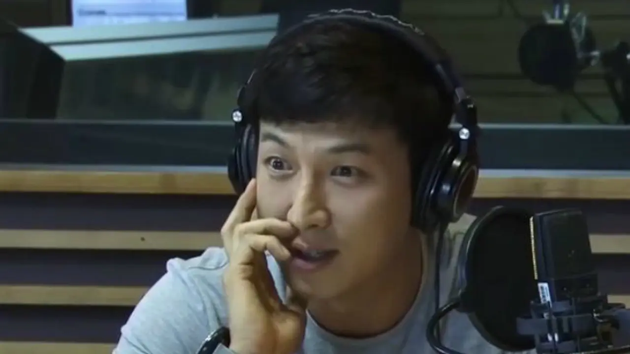 Aktor Park Gun Hyung tampak terkejut ketika mendengar suara hantu