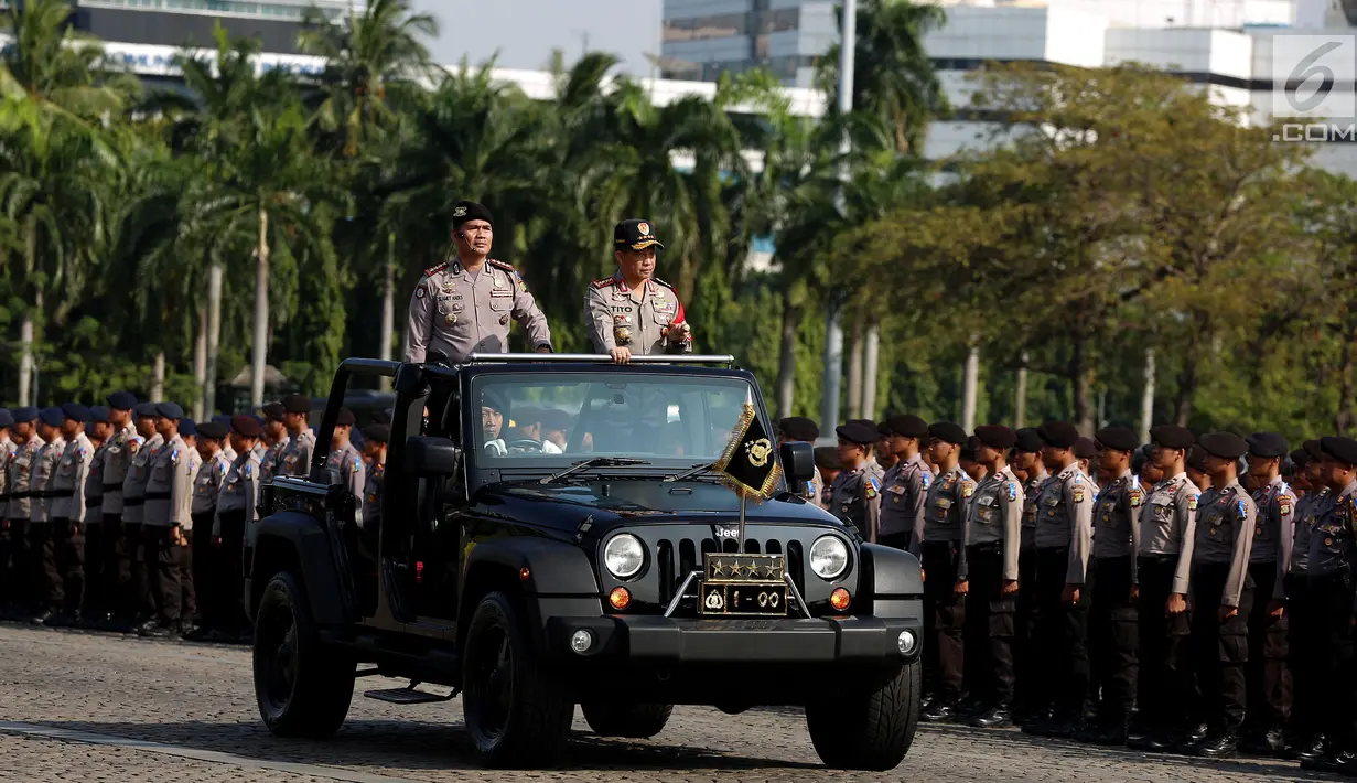 Kapolri Jendral Tito Karnavian memeriksa barisan upacara saat apel pasukan operasi Ramadniya 2017 di lapangan silang Monas, Jakarta, Senin (19/6). Operasi Ramadniya dilakukan dalam rangka pengamanan Hari Raya Idul Fitri 2017. (Liputan6.com/Johan Tallo)