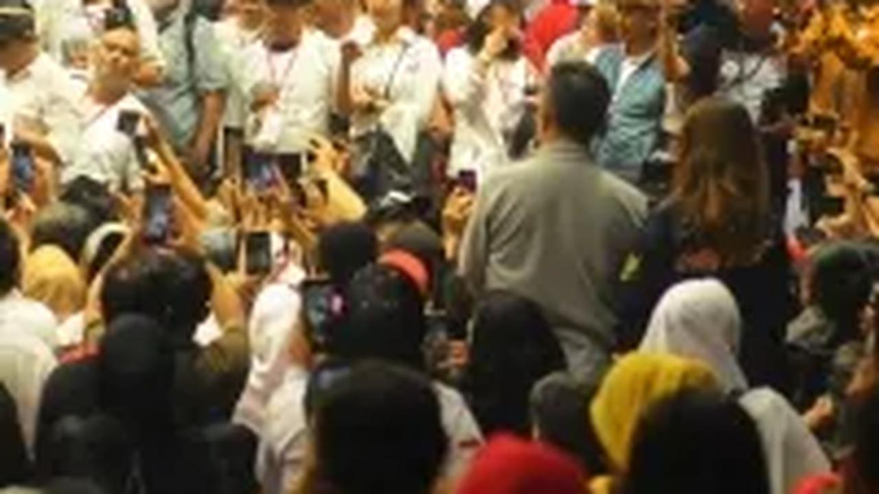 VIDEO: Tak Menyerah, Relawan Jokowi Ngotot Laporkan Rocky Gerung ke Polda Metro