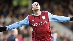 Gaya selebrasi dari striker Aston Villa, Gabriel Agbonlahor yang memborong gol kemenangan 2-0 menghadapi Fulham dalam partai Liga Premier di Craven Cottage, London, 30 Januari 2010. AFP PHOTO/IAN KINGTON