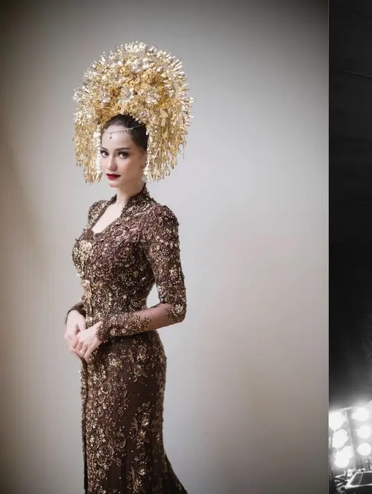 Sorot mata tajam dan indah Enzy menjadi semakin memesona. Untuk rambut, hair stylist Kim Mefta untuk menata rapi tampilan pengantin Minang modern dengan suntiang megahnya. [Foto: Instagram @enzystoria]
