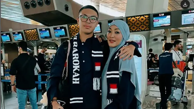 Bersama Keanu Massaid, Angelina Sondakh Jalani Ibadah Umrah Pertama Kali