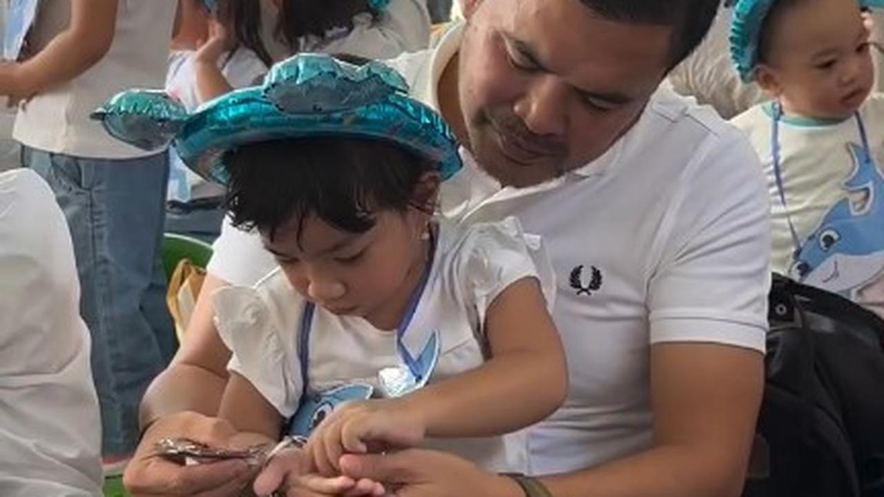 7 Potret Amala Anak Irish Bella Tampil di Acara Sekolah Pertama Kali, Didampingi Haldy Sabri